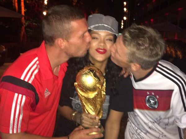 Selain Cium Trofi Piala Dunia 2014, Pemain Jerman Juga Cium Rihanna!